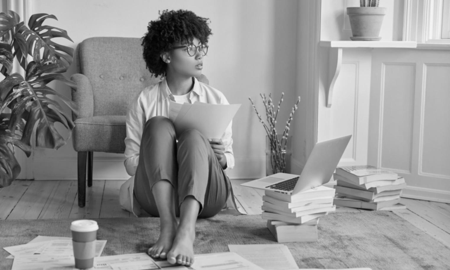 Modernes Büro mit Blick auf Finanzunterlagen und digitale Arbeitsmittel